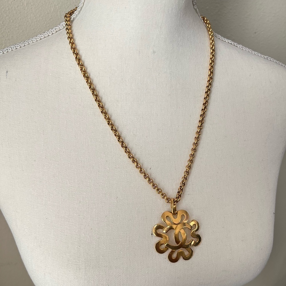 CHANEL Vintage CC Clover Pendant Necklace - Picture 1 of 7